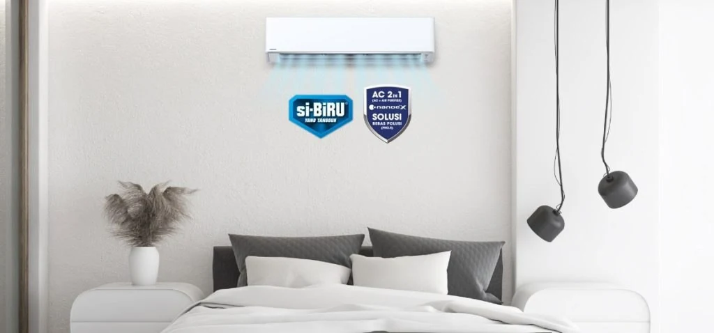 Unit AC pada kamar tidur dengan panel dinding dekoratif