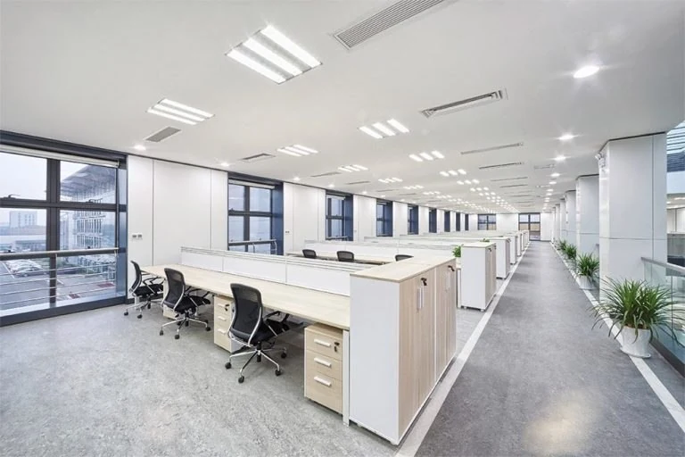 Ruang kantor dengan meja kerja dan pencahayaan alami