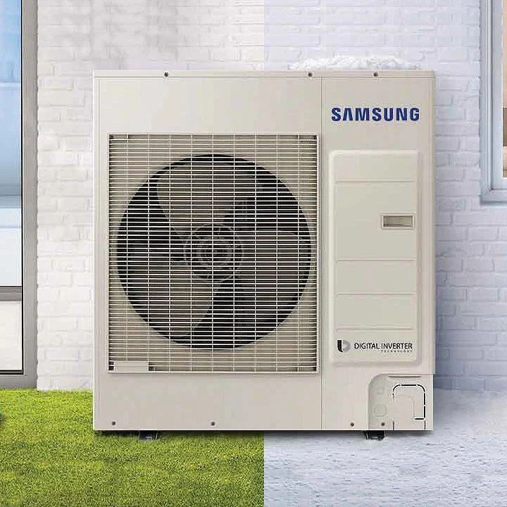 Unit outdoor Samsung pada area terbuka di atas rumput
