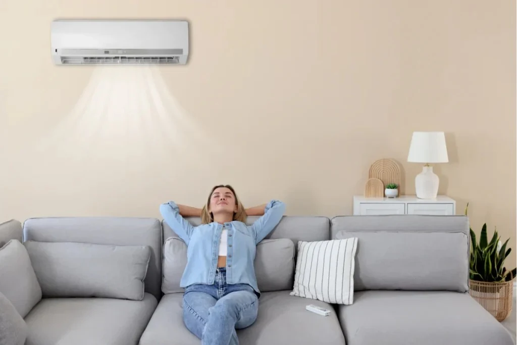Penghuni bersantai di sofa pada ruangan dengan AC